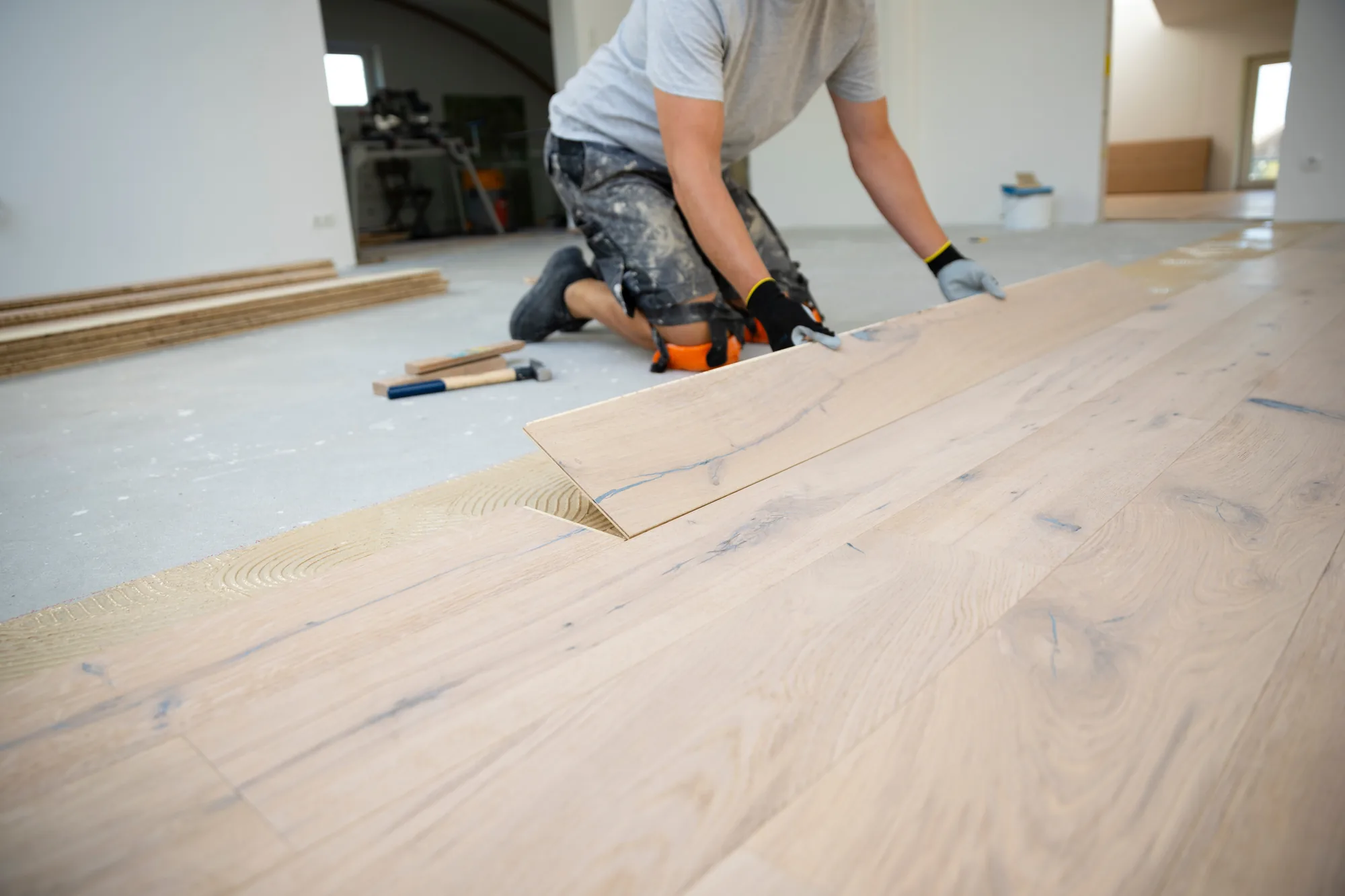 Handwerker verlegt einen Holzboden